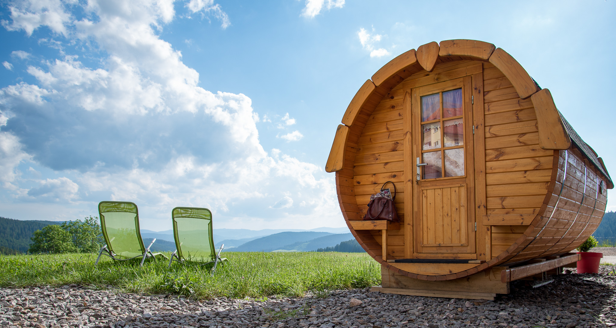 Außergewöhnliche Übernachtung im Holzfass mit Landschaftsblick
